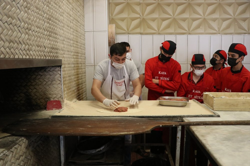 Kayseri'de Maharetli "Özel" Eller, Telafi Derslerinde İş Yerlerinde Yemek Yapmayı Öğreniyor