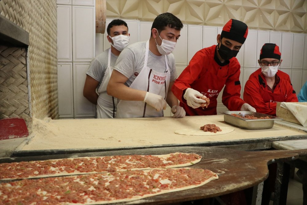 Kayseri'de Maharetli "Özel" Eller, Telafi Derslerinde İş Yerlerinde Yemek Yapmayı Öğreniyor