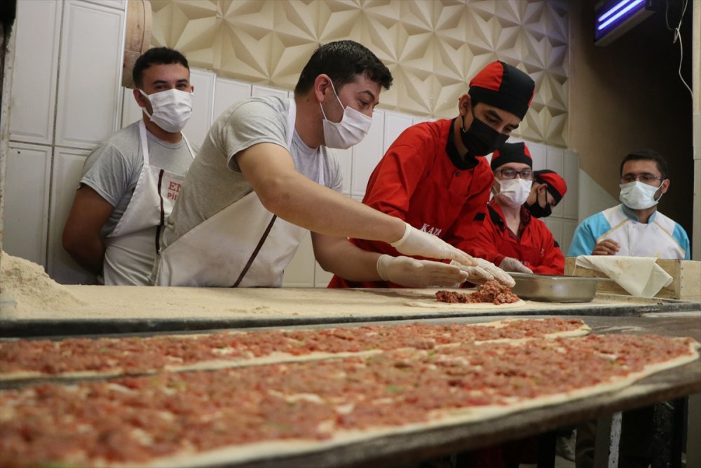 Kayseri'de Maharetli "Özel" Eller, Telafi Derslerinde İş Yerlerinde Yemek Yapmayı Öğreniyor