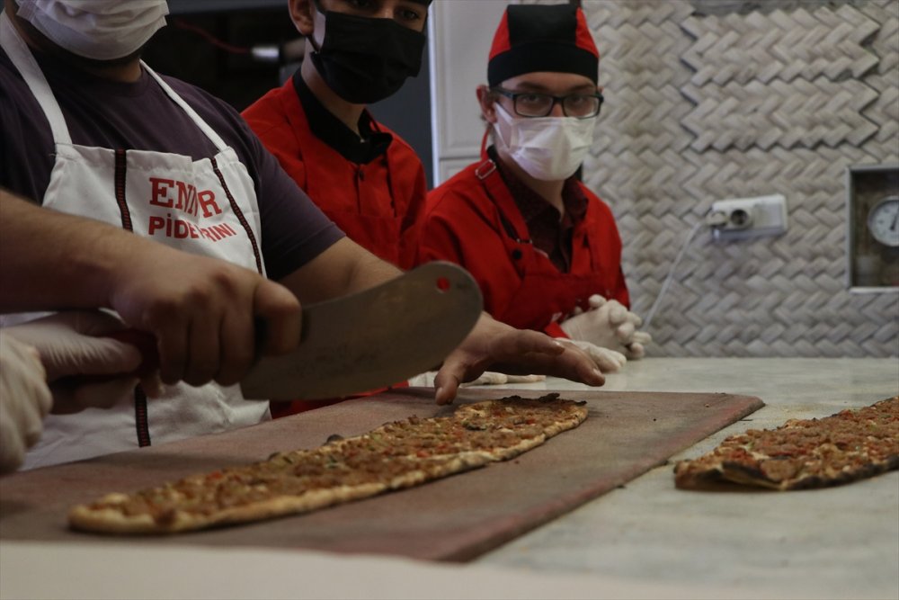 Kayseri'de Maharetli "Özel" Eller, Telafi Derslerinde İş Yerlerinde Yemek Yapmayı Öğreniyor