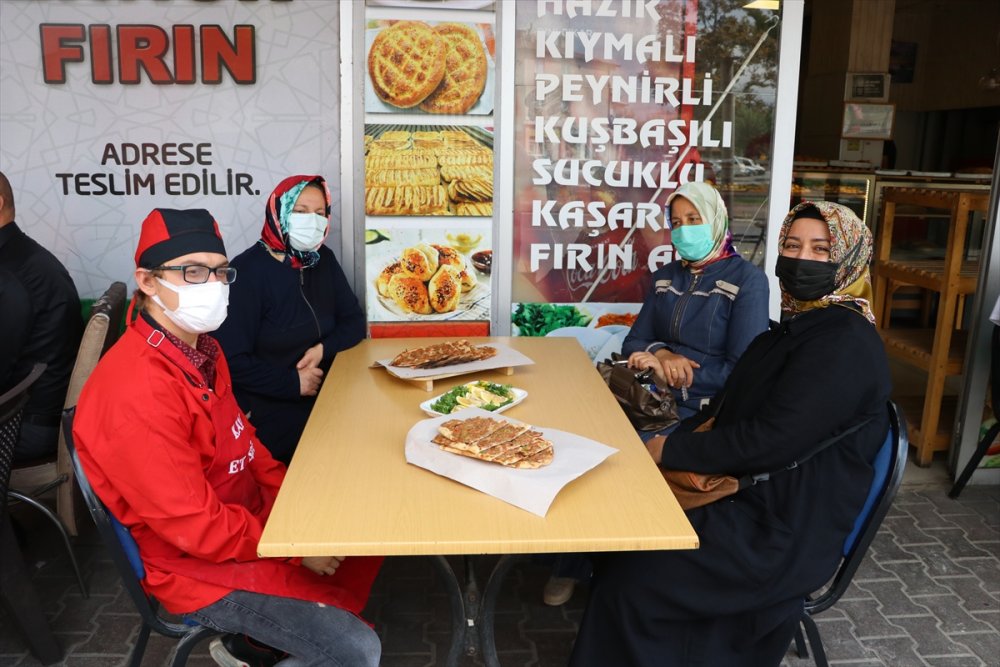 Kayseri'de Maharetli "Özel" Eller, Telafi Derslerinde İş Yerlerinde Yemek Yapmayı Öğreniyor