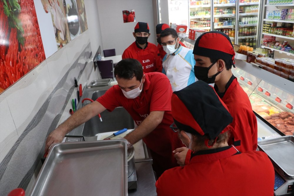Kayseri'de Maharetli "Özel" Eller, Telafi Derslerinde İş Yerlerinde Yemek Yapmayı Öğreniyor