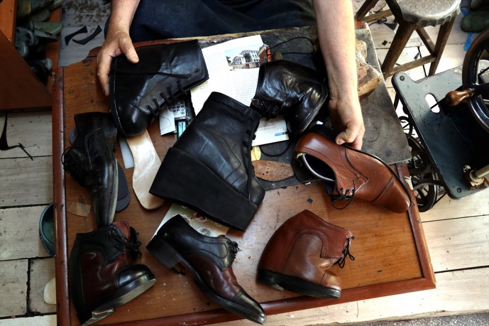 Konyalı Mehmet Usta, 24 Yıldır Kendisi Gibi Yürüme Engelli Olanlara Özel Ayakkabı Üretiyor