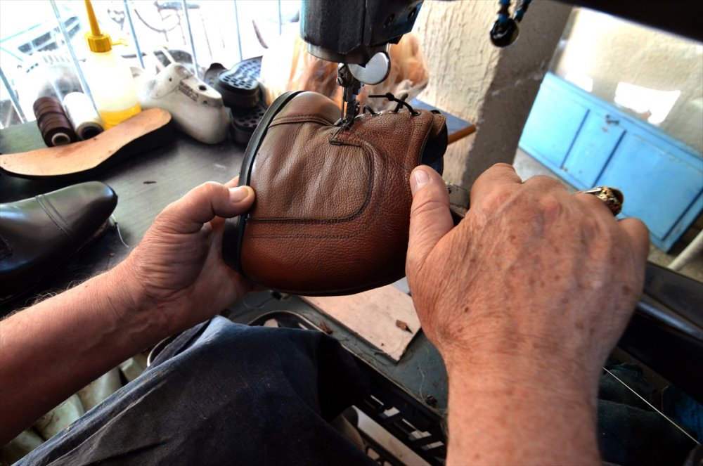 Konyalı Mehmet Usta, 24 Yıldır Kendisi Gibi Yürüme Engelli Olanlara Özel Ayakkabı Üretiyor