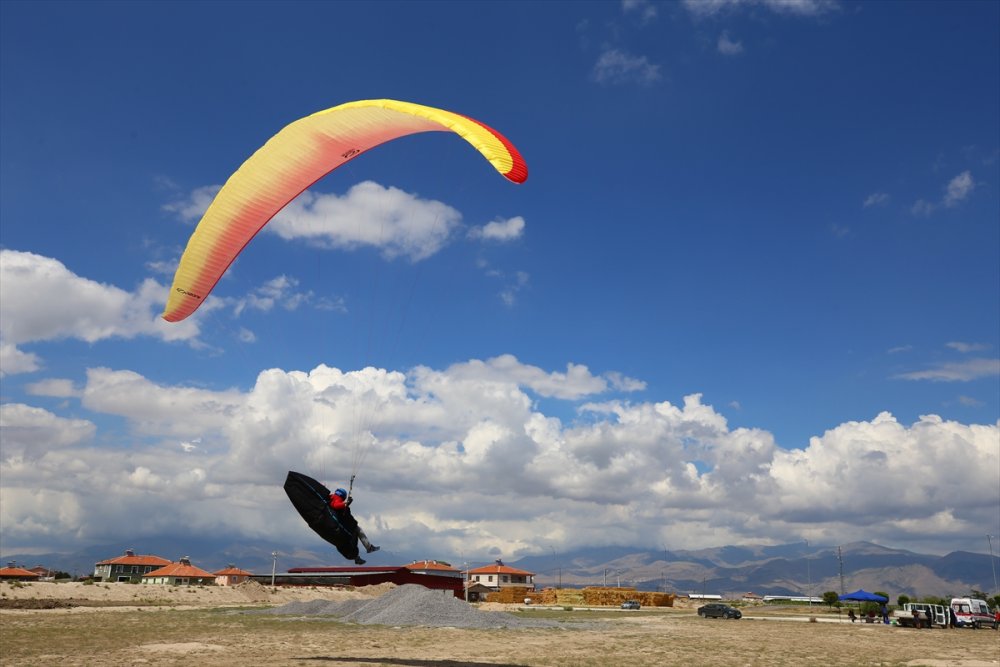 Yamaç Paraşütçüleri Şehit Ömer Haslidemir'in Mezarını Ziyaret Etti