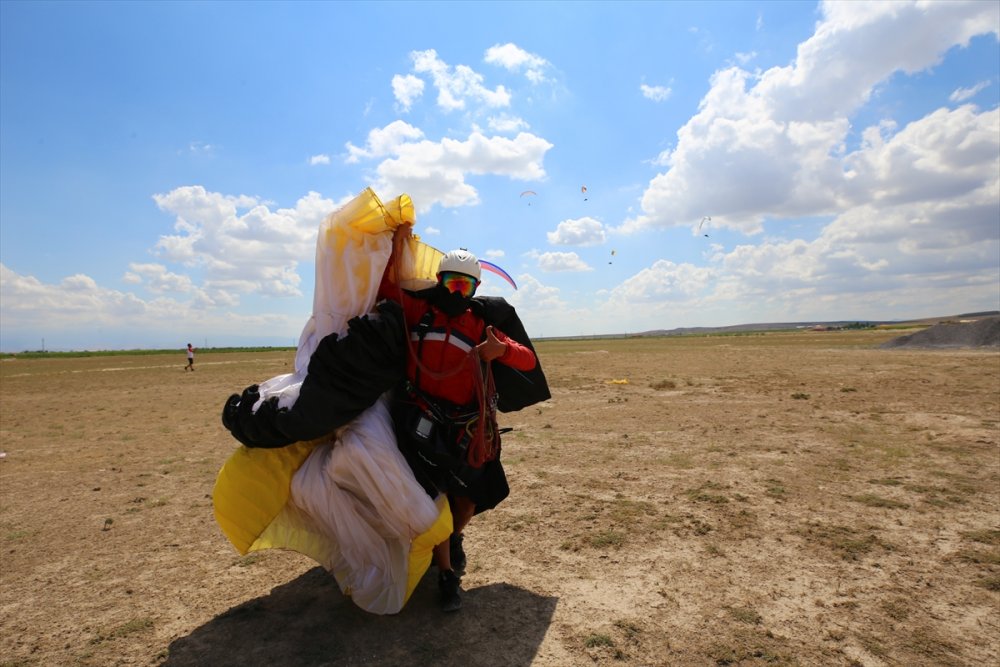 Yamaç Paraşütçüleri Şehit Ömer Haslidemir'in Mezarını Ziyaret Etti
