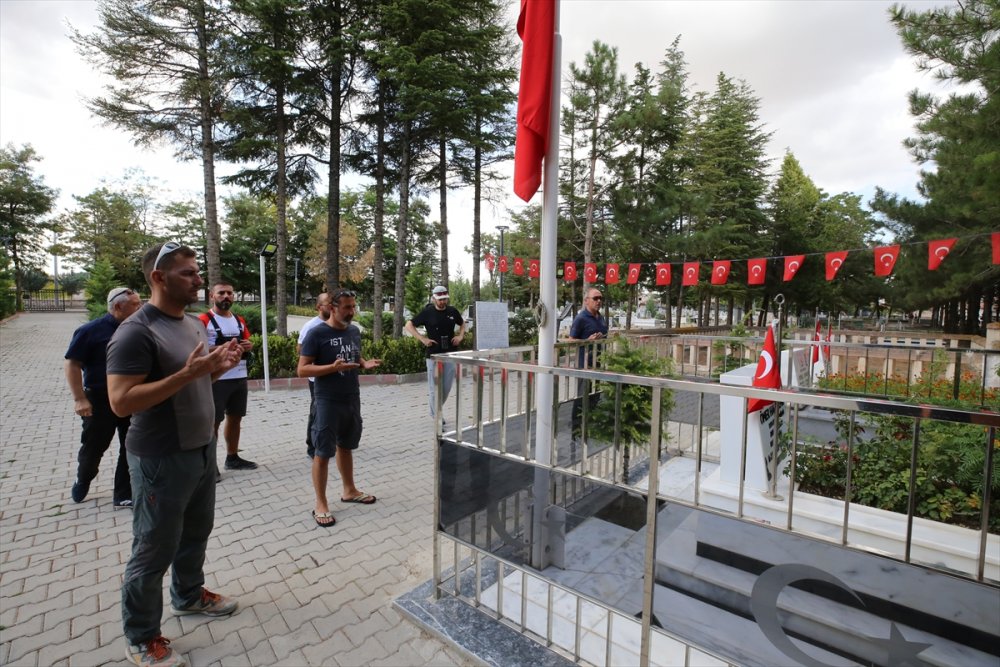 Yamaç Paraşütçüleri Şehit Ömer Haslidemir'in Mezarını Ziyaret Etti