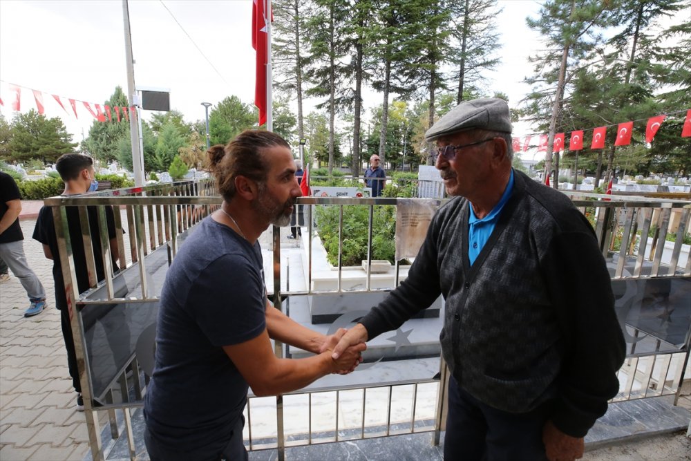 Yamaç Paraşütçüleri Şehit Ömer Haslidemir'in Mezarını Ziyaret Etti