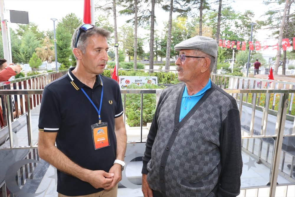 Yamaç Paraşütçüleri Şehit Ömer Haslidemir'in Mezarını Ziyaret Etti