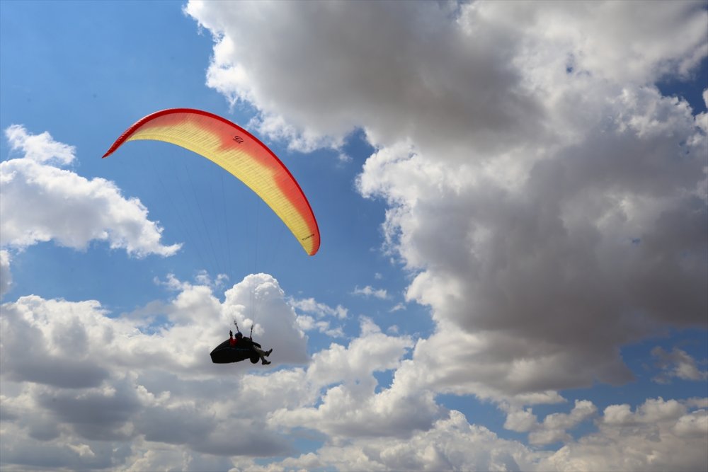 Yamaç Paraşütçüleri Şehit Ömer Haslidemir'in Mezarını Ziyaret Etti