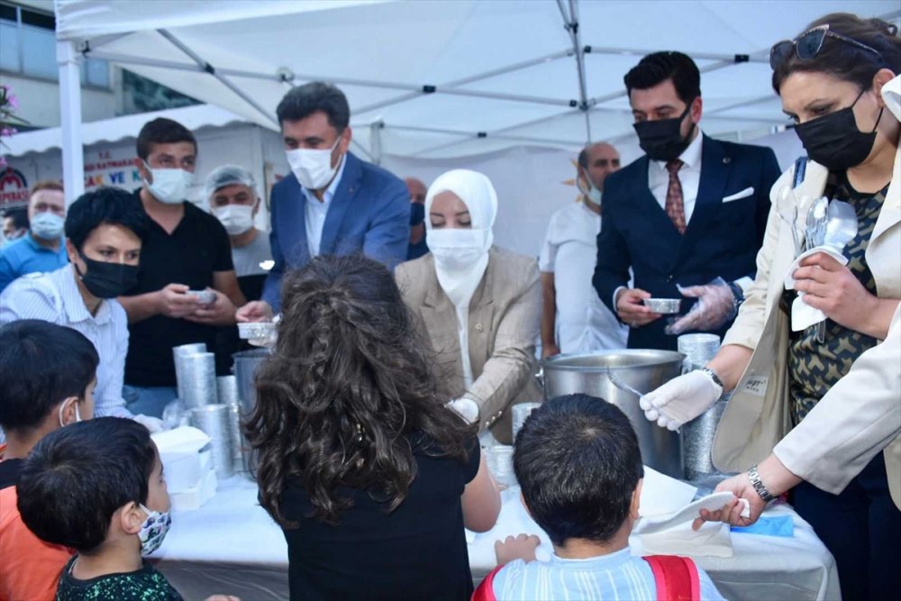 AK Parti Tepebaşı İlçe Başkanlığı Aşure İkram Etti