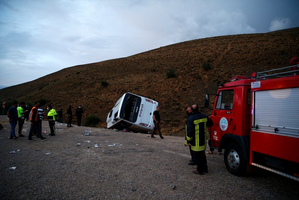 Kayseri'de Midibüs Şarampole Devrildi: 19 Yaralı