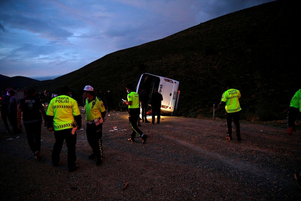 Kayseri'de Midibüs Şarampole Devrildi: 19 Yaralı