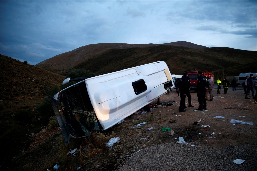 Kayseri'de Midibüs Şarampole Devrildi: 19 Yaralı