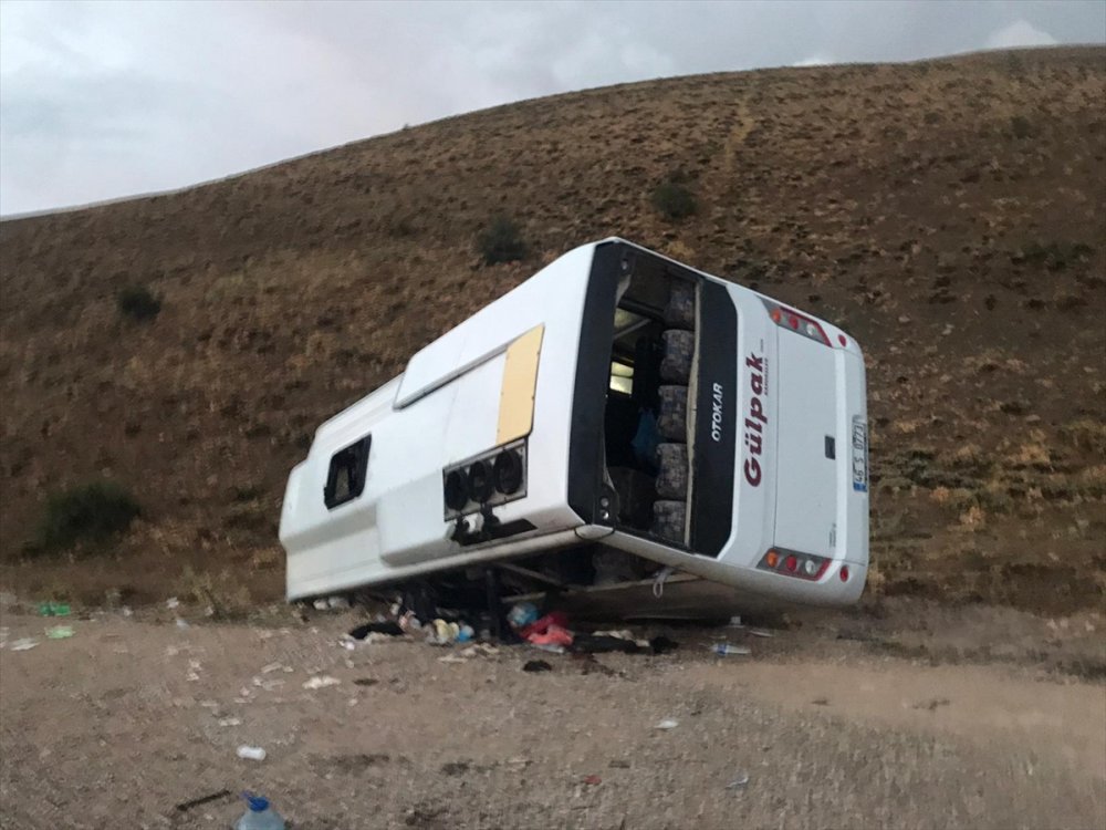 Kayseri'de Midibüs Şarampole Devrildi: 19 Yaralı