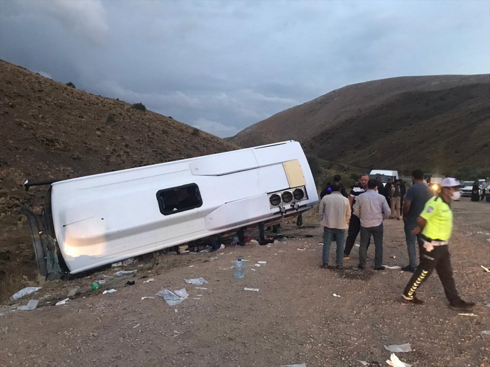 Kayseri'de Midibüs Şarampole Devrildi: 19 Yaralı