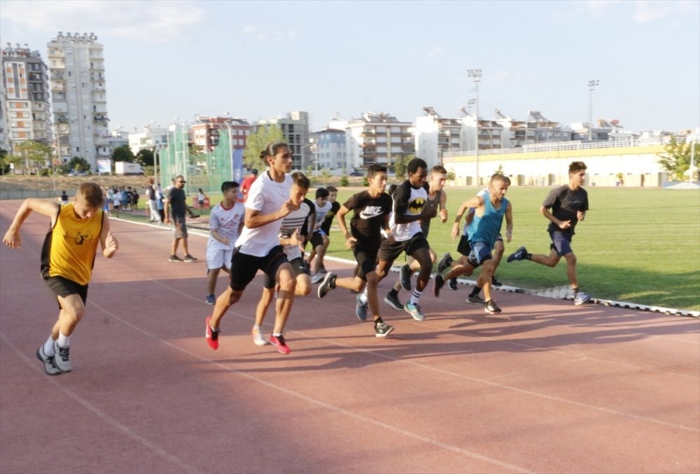 Antalya'da Çocuklar Spor Şenliğinde Eğlendi