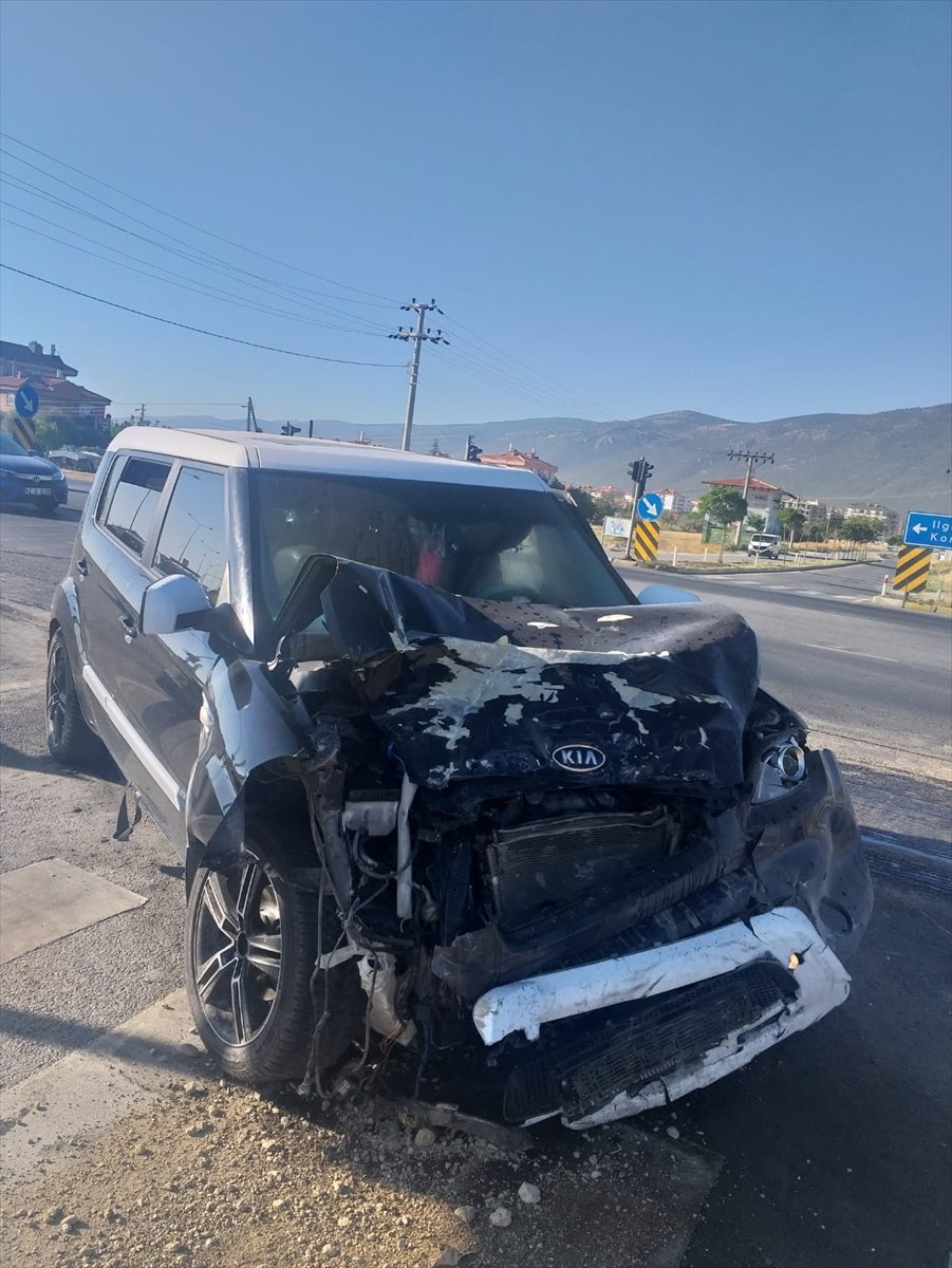 Konya'da Kamyonet İle Otomobilin Kazasında 8 Yaralı Var