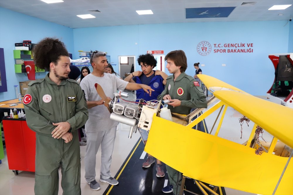 Aksaray Gençlik Merkezi Öğrencileri Yaptıkları 7 Metrelik Model Uçakla Guinness'i Hedefliyor