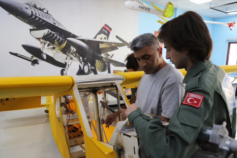 Aksaray Gençlik Merkezi Öğrencileri Yaptıkları 7 Metrelik Model Uçakla Guinness'i Hedefliyor