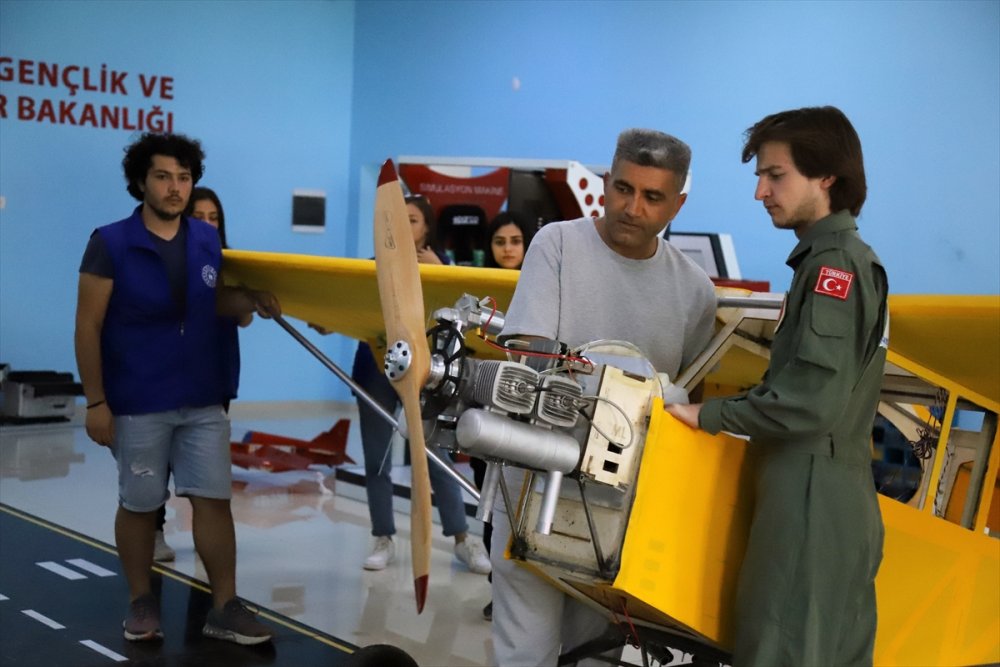 Aksaray Gençlik Merkezi Öğrencileri Yaptıkları 7 Metrelik Model Uçakla Guinness'i Hedefliyor
