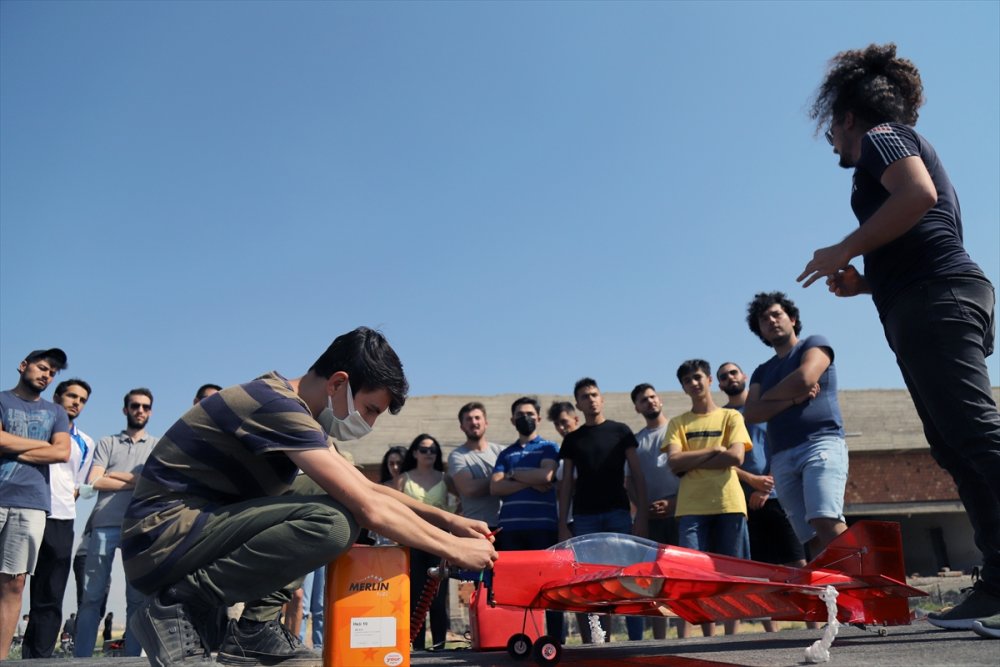 Aksaray Gençlik Merkezi Öğrencileri Yaptıkları 7 Metrelik Model Uçakla Guinness'i Hedefliyor