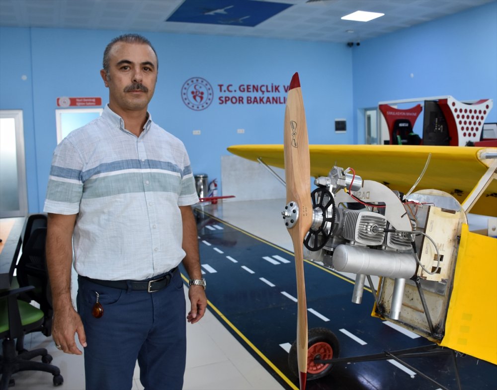 Aksaray Gençlik Merkezi Öğrencileri Yaptıkları 7 Metrelik Model Uçakla Guinness'i Hedefliyor