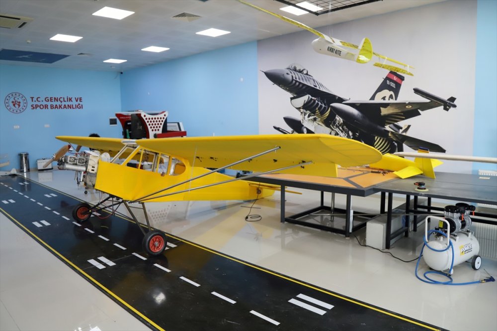 Aksaray Gençlik Merkezi Öğrencileri Yaptıkları 7 Metrelik Model Uçakla Guinness'i Hedefliyor