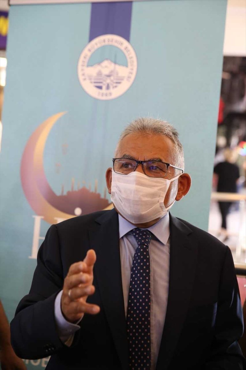 Başkan Memduh Büyükkılıç, Esnaf Ve Vatandaşlara Aşure Dağıttı