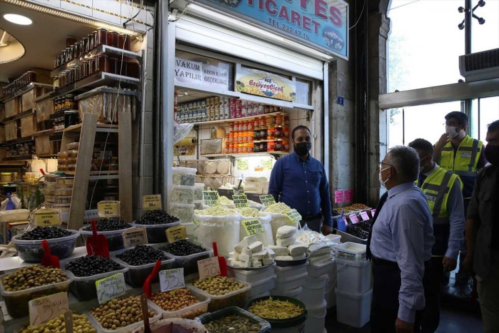 Başkan Memduh Büyükkılıç, Esnaf Ve Vatandaşlara Aşure Dağıttı