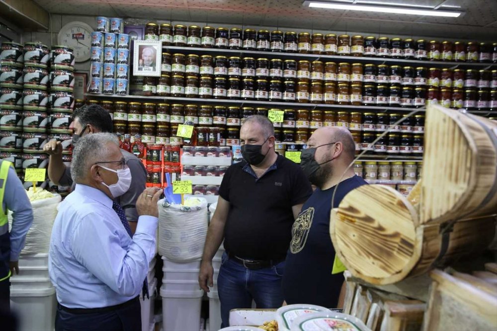 Başkan Memduh Büyükkılıç, Esnaf Ve Vatandaşlara Aşure Dağıttı