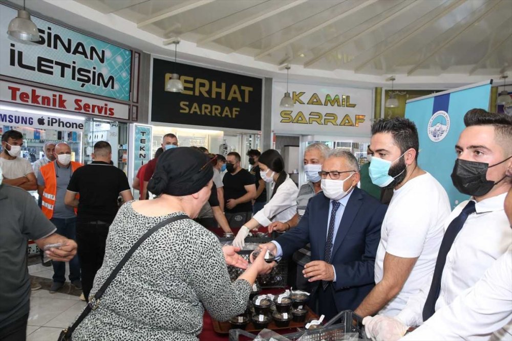 Başkan Memduh Büyükkılıç, Esnaf Ve Vatandaşlara Aşure Dağıttı