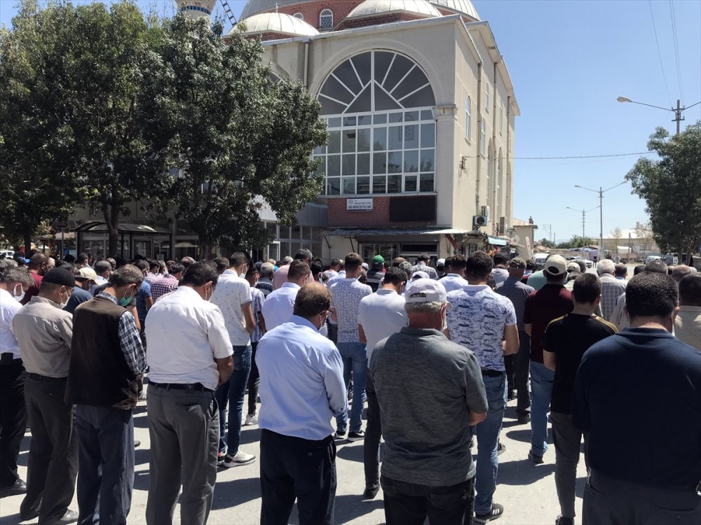 Büyükşen Çifti Cinayetinde "Yardım Ve Yataklık" Suçlamasıyla Tutuklu Olan Mustafa Okşen'in Cenazesi Defnedildi