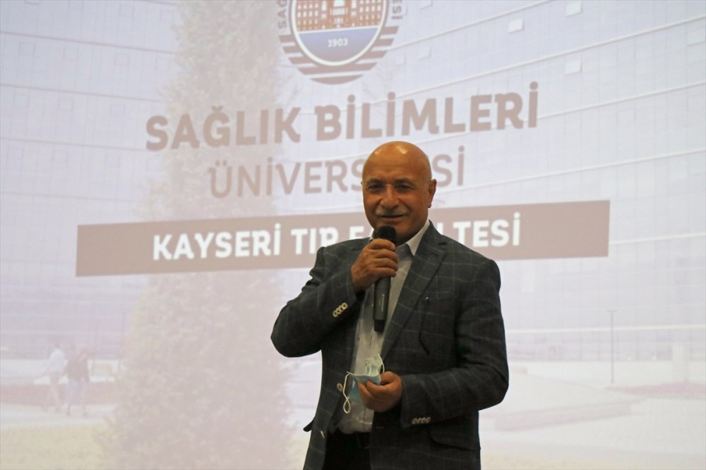 Kayseri'nin Doktor Belediye Başkanı, Doktor Milletvekiline Aşı Yaptı