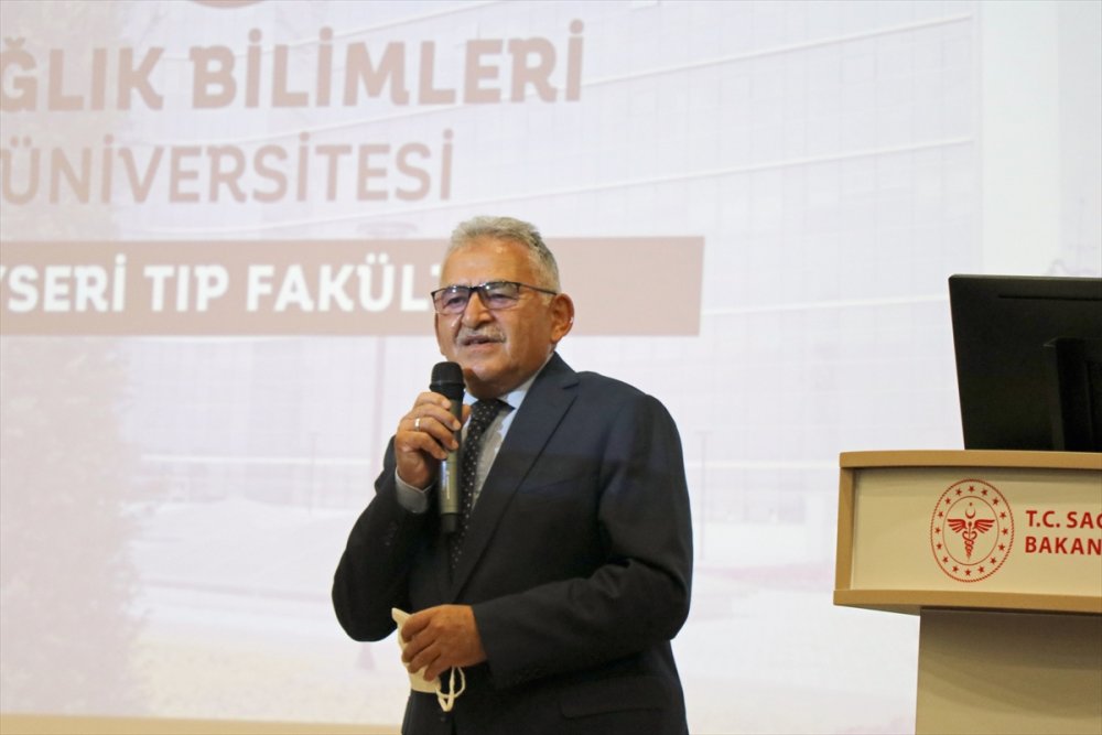 Kayseri'nin Doktor Belediye Başkanı, Doktor Milletvekiline Aşı Yaptı