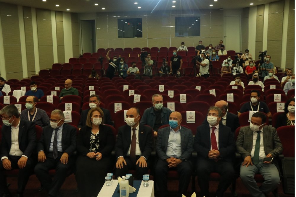 Kayseri'nin Doktor Belediye Başkanı, Doktor Milletvekiline Aşı Yaptı
