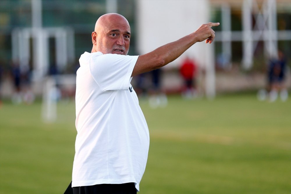 Kayserispor'un Yeni Teknik Direktörü Hikmet Karaman, Takımla İlk Antrenmanına Çıktı