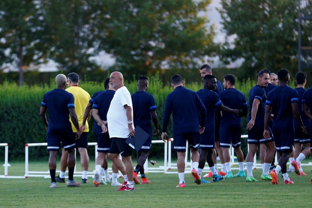 Kayserispor'un Yeni Teknik Direktörü Hikmet Karaman, Takımla İlk Antrenmanına Çıktı