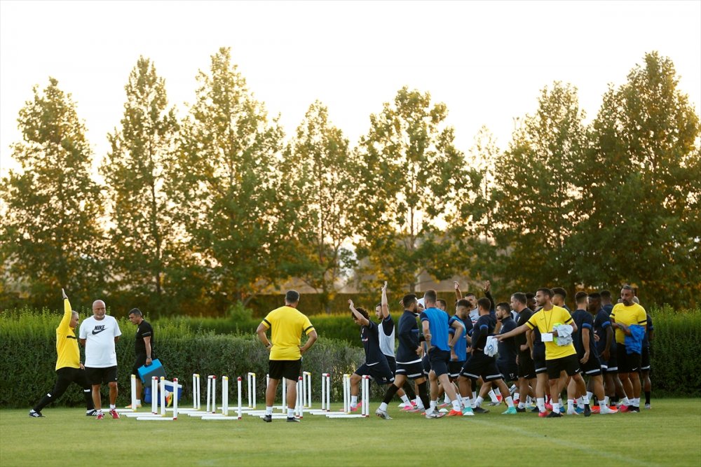 Kayserispor'un Yeni Teknik Direktörü Hikmet Karaman, Takımla İlk Antrenmanına Çıktı