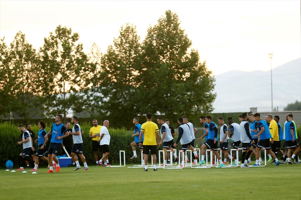 Kayserispor'un Yeni Teknik Direktörü Hikmet Karaman, Takımla İlk Antrenmanına Çıktı