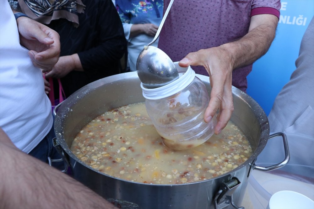 Niğde'de Ak Parti Tarafından Vatandaşlara Aşure İkram Edildi