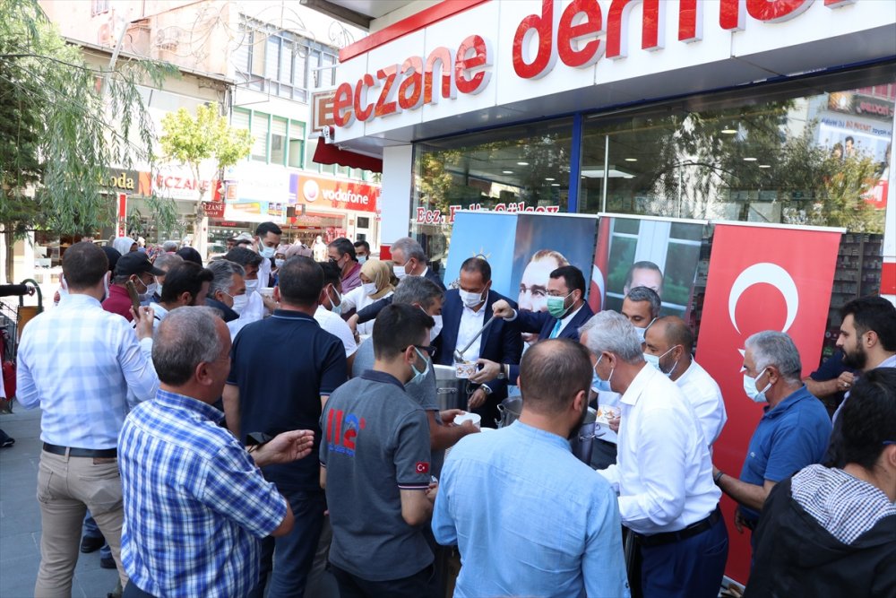 Niğde'de Ak Parti Tarafından Vatandaşlara Aşure İkram Edildi