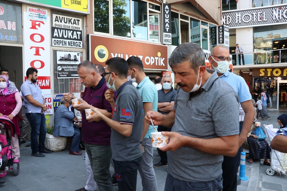 Niğde'de Ak Parti Tarafından Vatandaşlara Aşure İkram Edildi