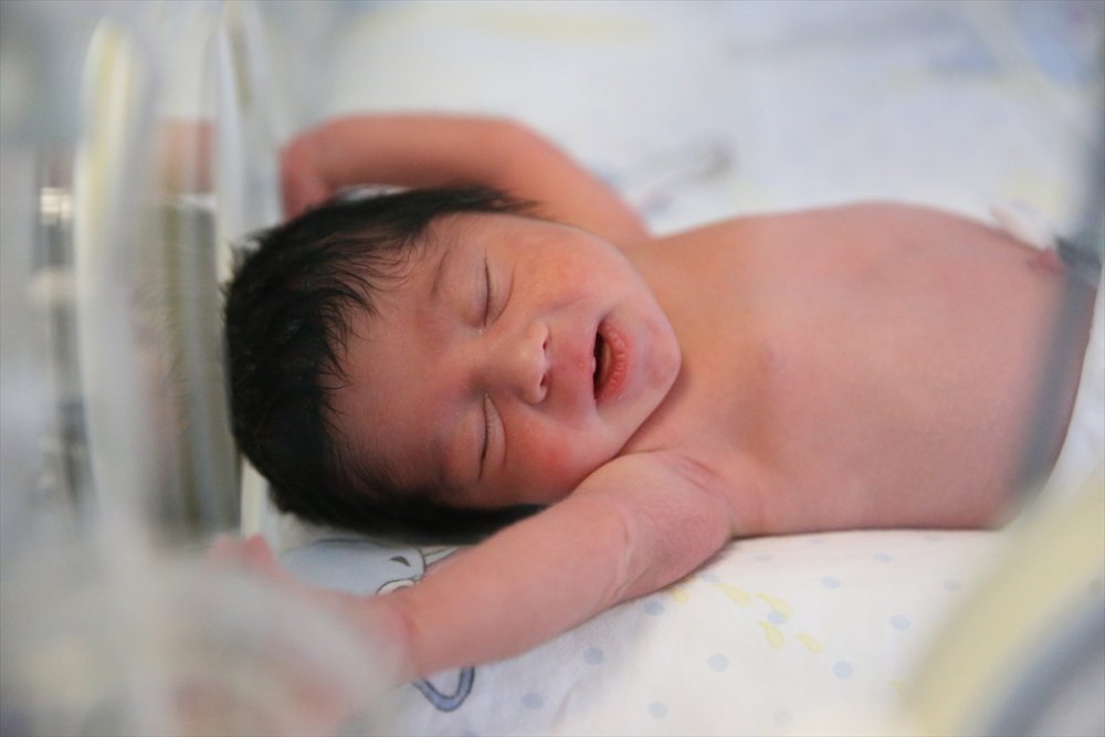 Kovid-19 Tedavisi Gören Genç Çift, Yeni Doğan Bebeklerini Telefon Ekranından Sevebildi