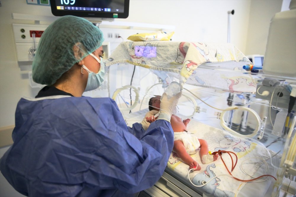 Kovid-19 Tedavisi Gören Genç Çift, Yeni Doğan Bebeklerini Telefon Ekranından Sevebildi