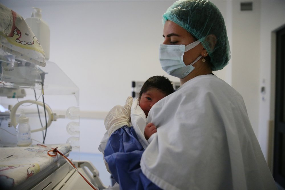 Kovid-19 Tedavisi Gören Genç Çift, Yeni Doğan Bebeklerini Telefon Ekranından Sevebildi