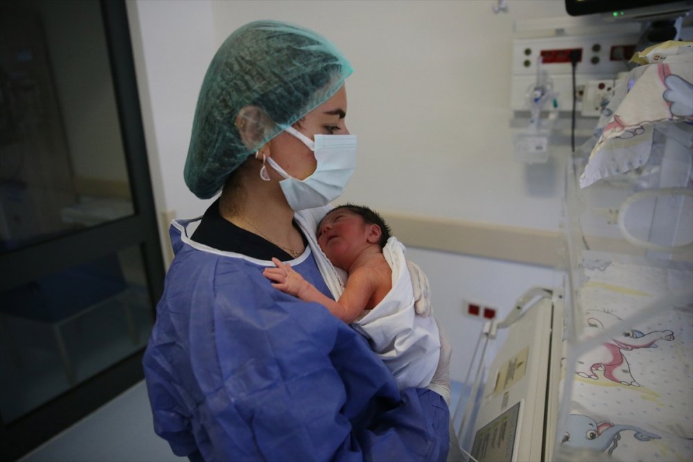 Kovid-19 Tedavisi Gören Genç Çift, Yeni Doğan Bebeklerini Telefon Ekranından Sevebildi