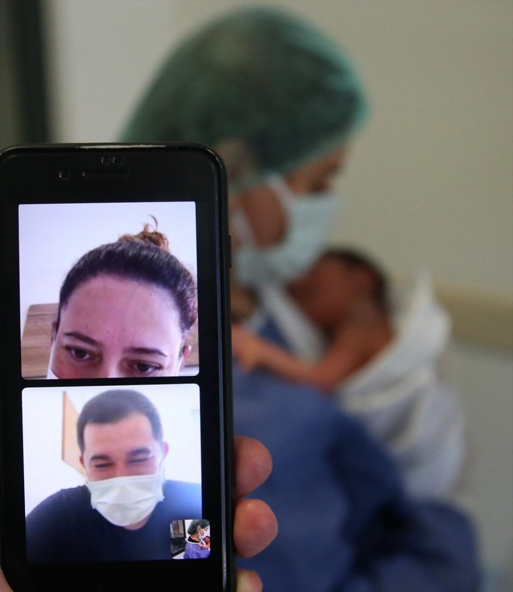 Kovid-19 Tedavisi Gören Genç Çift, Yeni Doğan Bebeklerini Telefon Ekranından Sevebildi