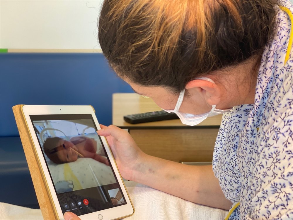 Kovid-19 Tedavisi Gören Genç Çift, Yeni Doğan Bebeklerini Telefon Ekranından Sevebildi