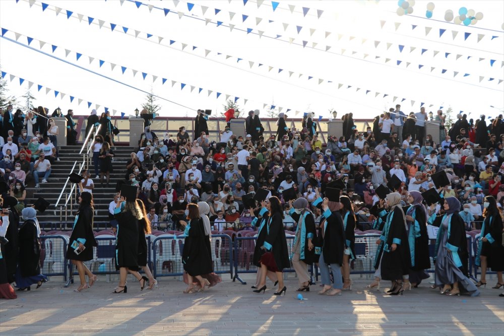 Niğde Ömer Halisdemir Üniversitesi Öğrencileri Mezuniyet Heyecanı Yaşadı